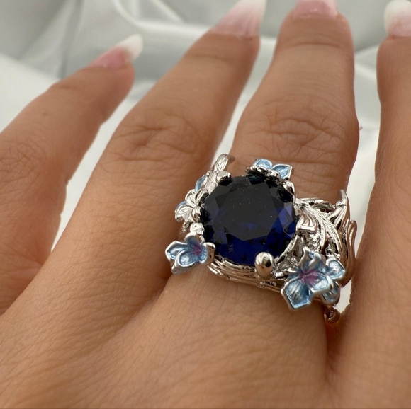Classic Silver and Blue Floral Ring - Picture 3 of 8